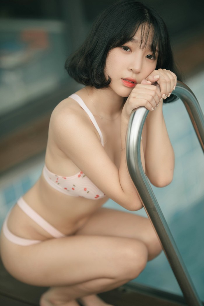 韩国美女卿卿泳池比基尼露爆乳内衣诱惑首套写真