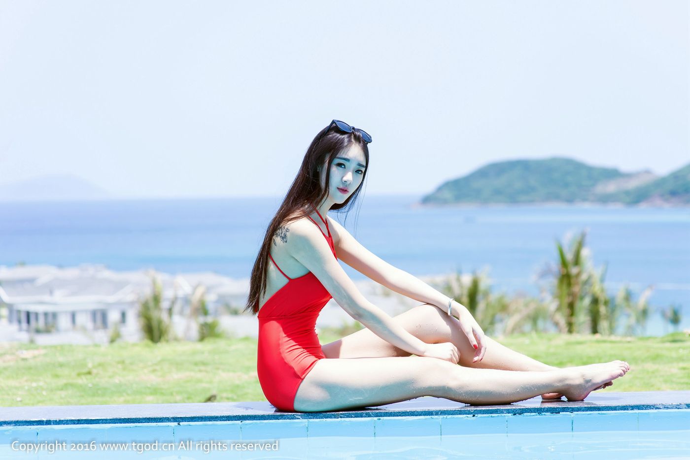 性感美女可乐Vicky红色连体泳衣蕾丝内衣诱惑越南旅拍