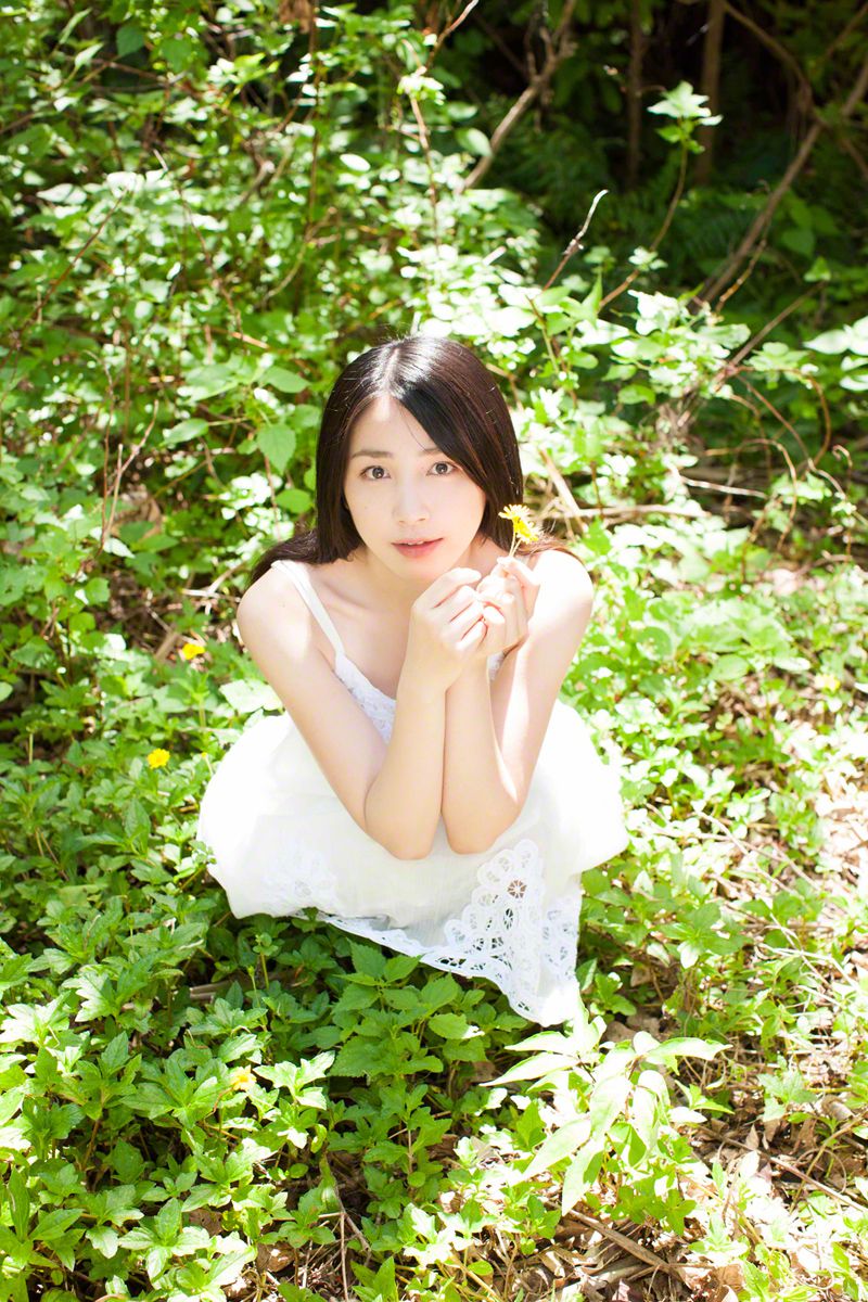 日本人气女歌手吉川友海边比基尼内衣诱惑私房照
