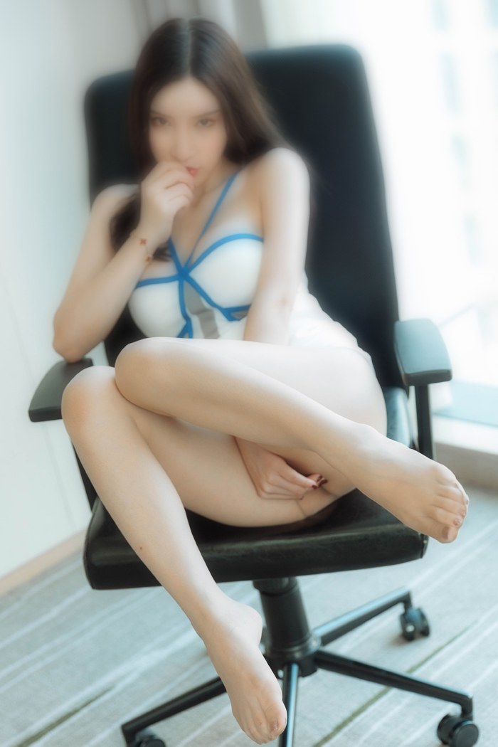 花漾写真宅男女神周于希丝袜美腿高挑身材性感写真