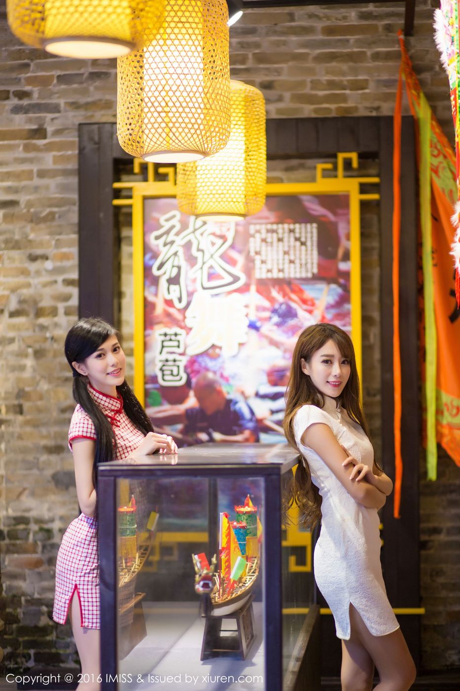 IMiss爱蜜社姐妹花王曼妮&谭小雅身着旗袍街拍小清新写真