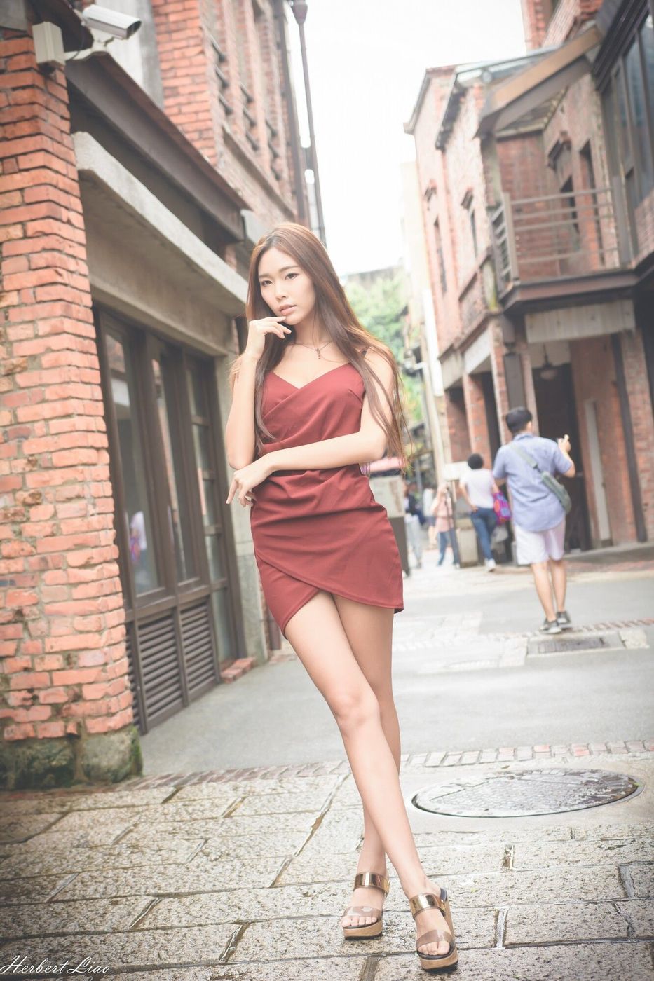 台湾美女模特黄上晏吊带包臀红裙修长美腿气质街拍