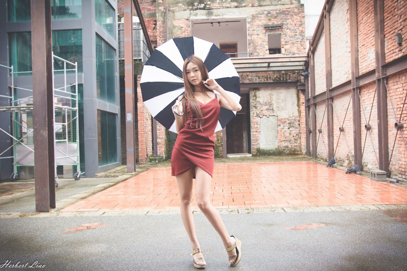 台湾美女模特黄上晏吊带包臀红裙修长美腿气质街拍