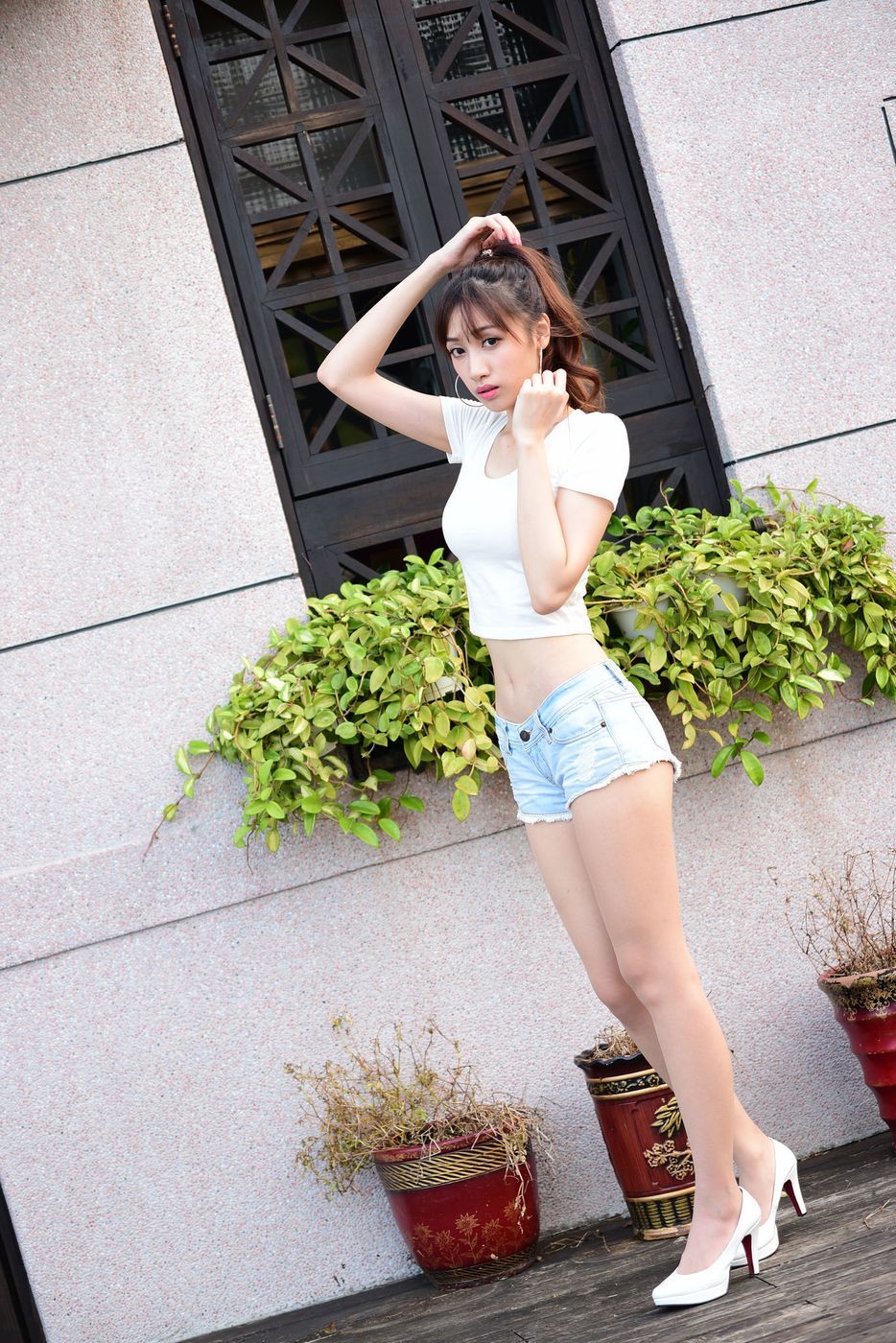 台湾美女嫩模段璟乐牛仔热裤修长美腿性感街拍写真