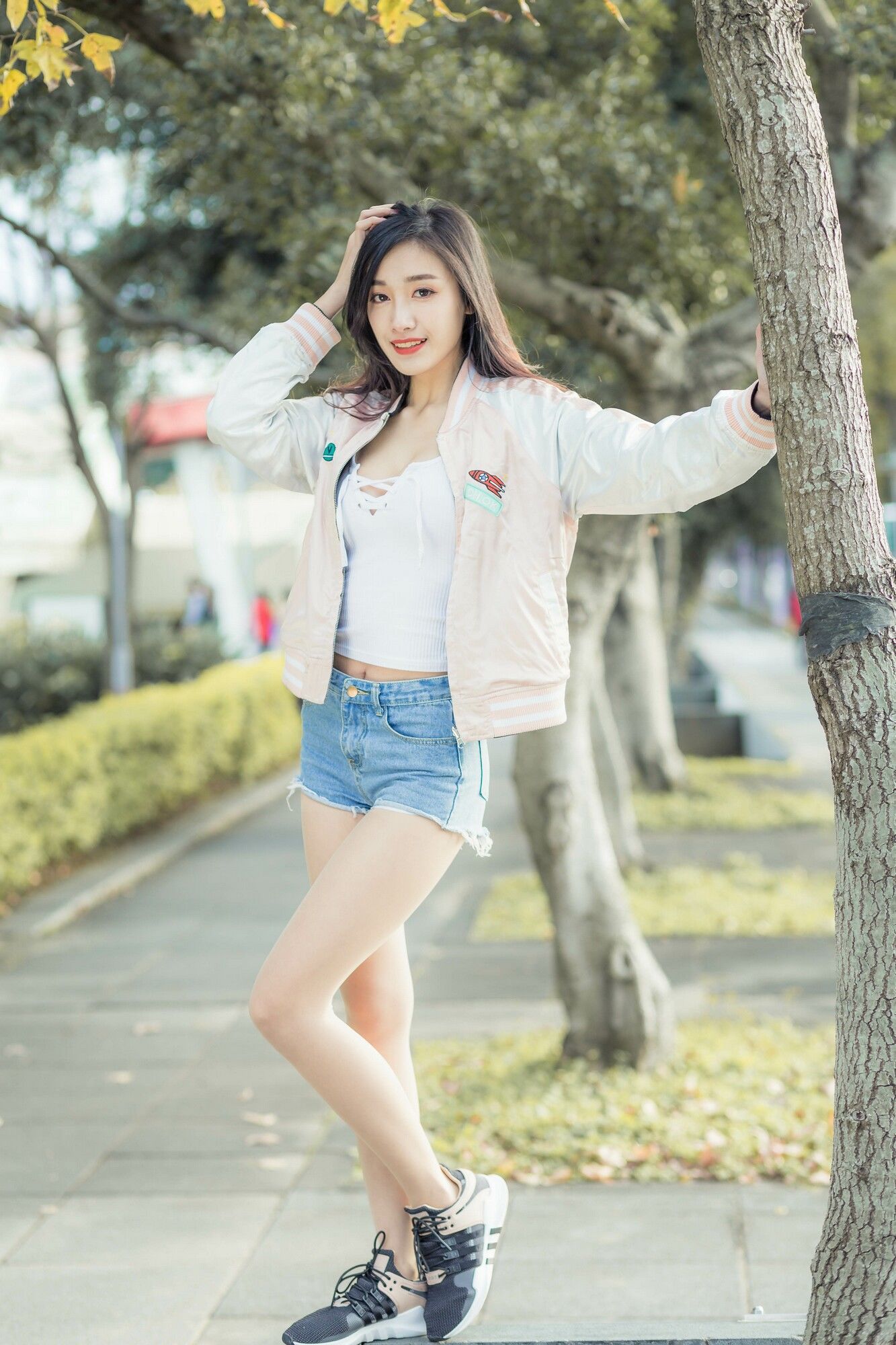 台湾美女嫩模段璟乐白皙美胸黑丝美腿松菸时装街拍写真