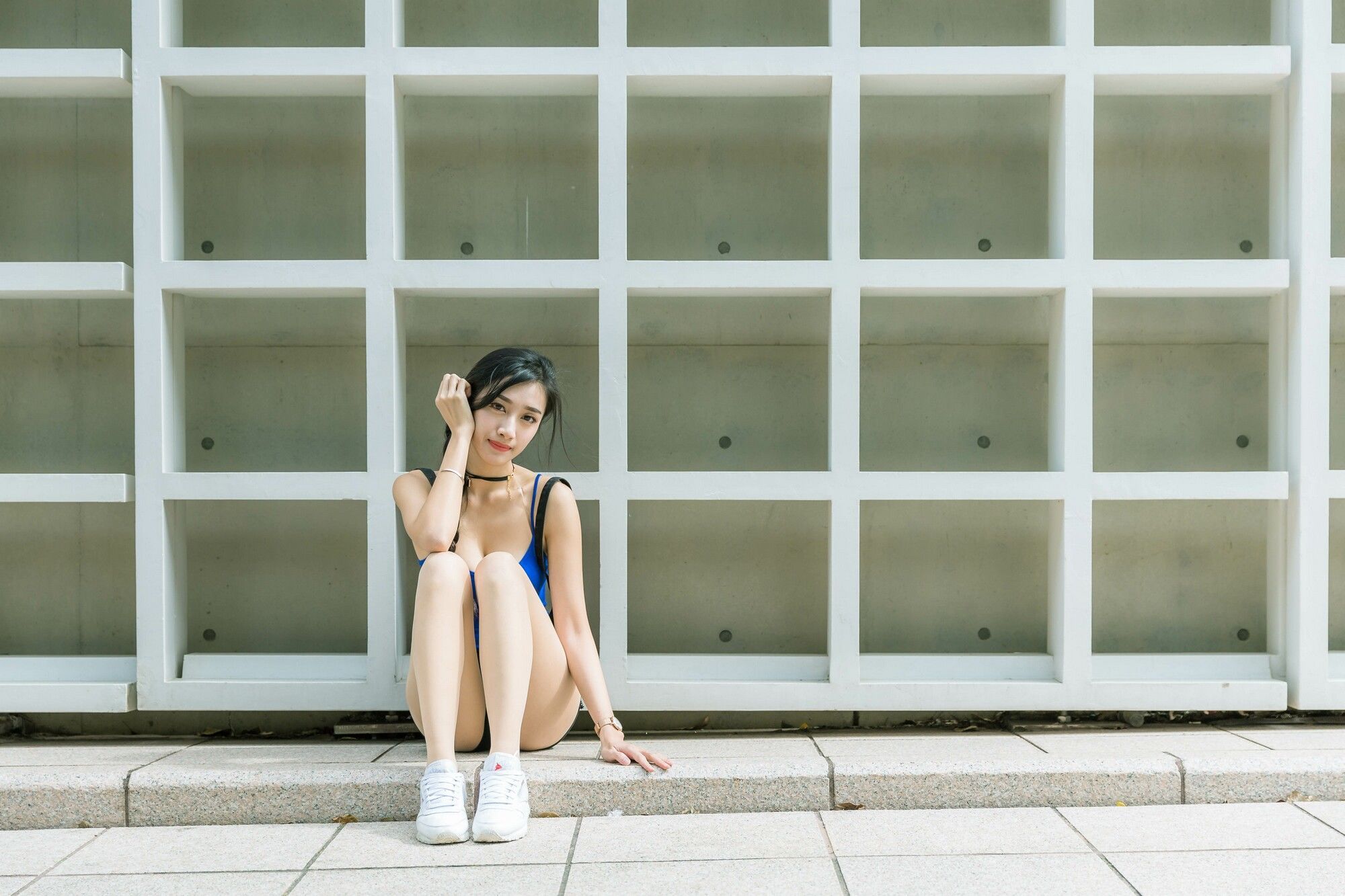 台湾美女嫩模段璟乐白皙美胸黑丝美腿松菸时装街拍写真