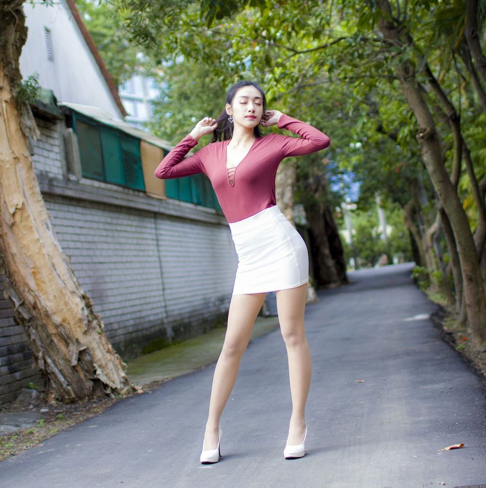 台湾美女嫩模段璟乐极品身材超短裙士林官阺户外性感写真