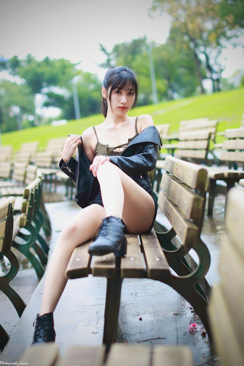 台湾美女嫩模段璟乐白皙爆乳修长美腿大安森林公园写真
