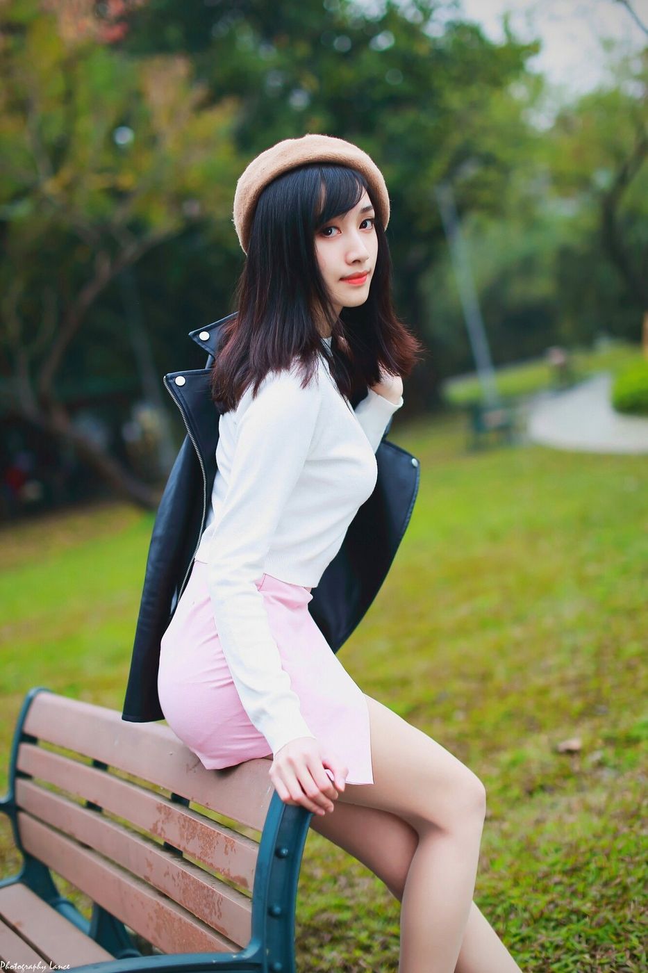 台湾美女嫩模段璟乐白皙爆乳修长美腿大安森林公园写真