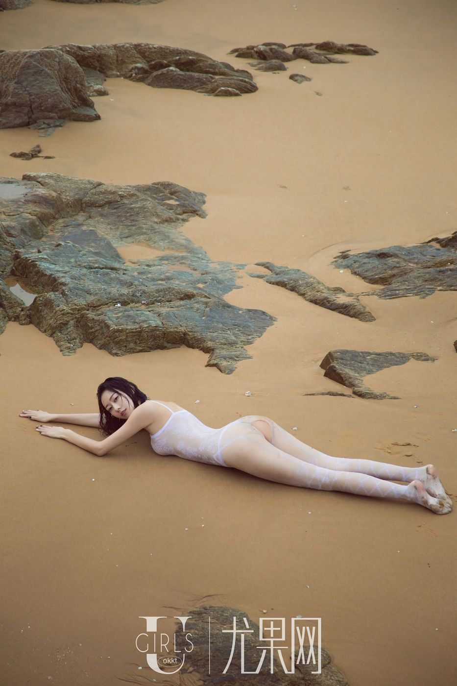 尤果网银剑女郎付艺轩海边沙滩比基尼秀美腿性感写真