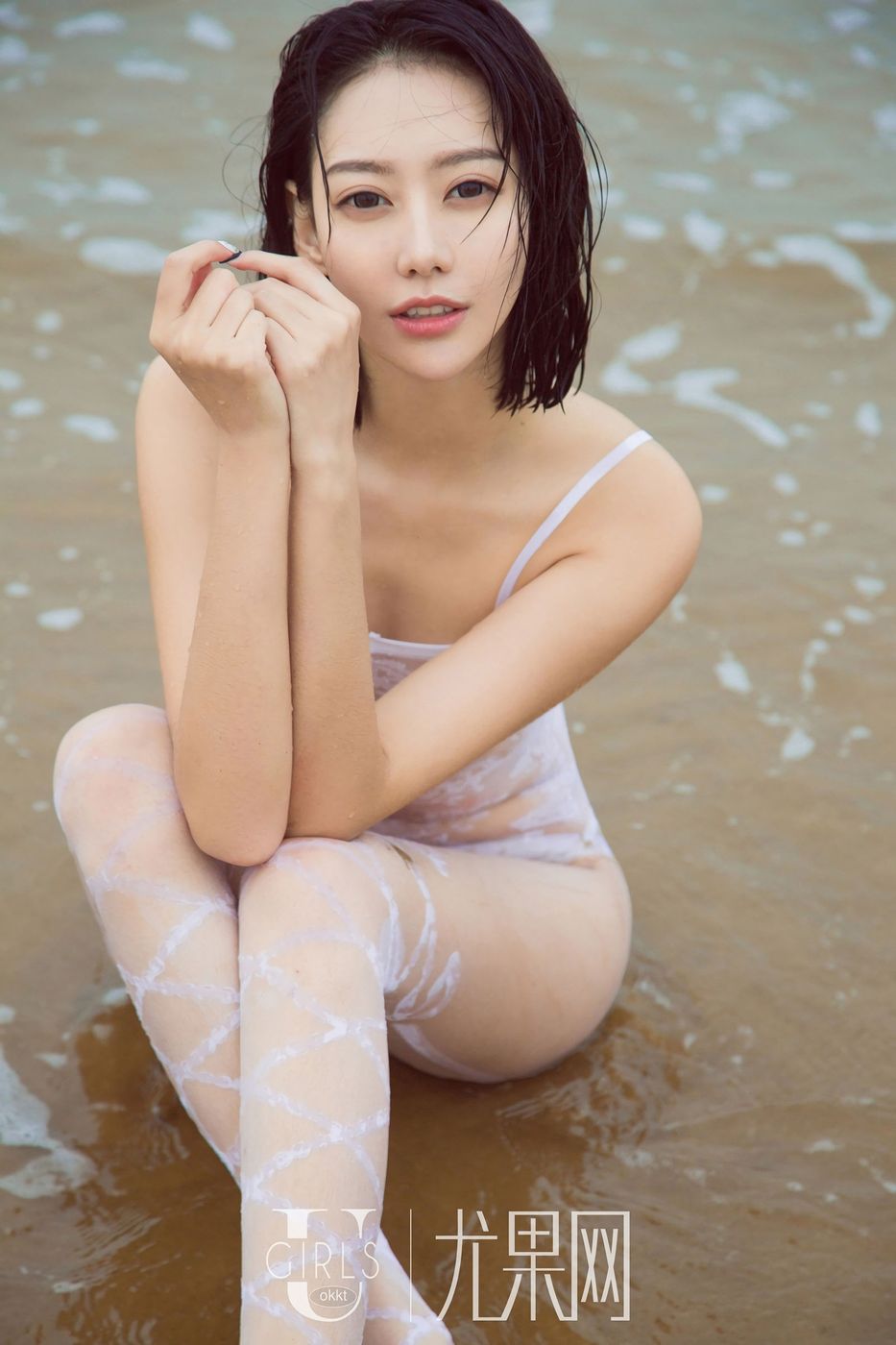 尤果网银剑女郎付艺轩海边沙滩比基尼秀美腿性感写真