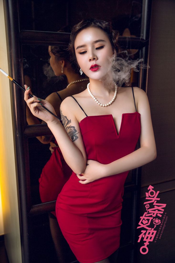 旗袍美女模特爱丽莎Lisa黑丝美腿吊带红裙性感美图