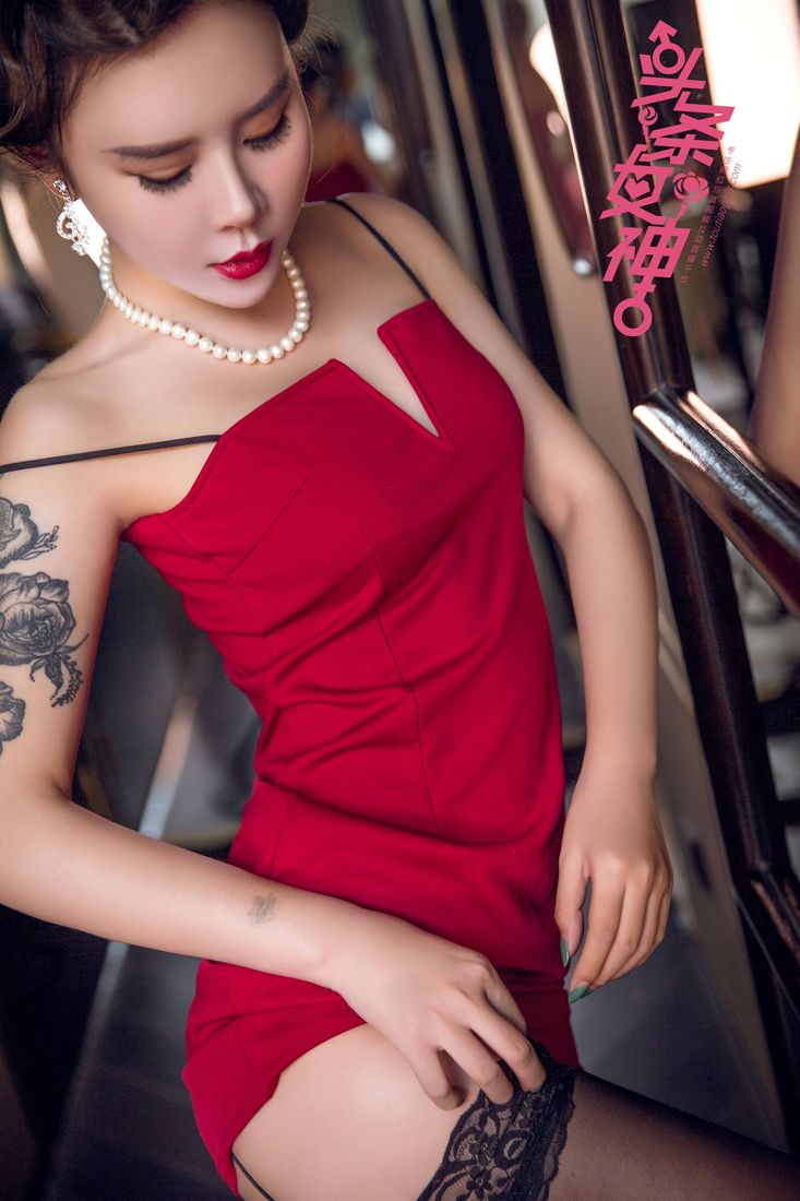 旗袍美女模特爱丽莎Lisa黑丝美腿吊带红裙性感美图