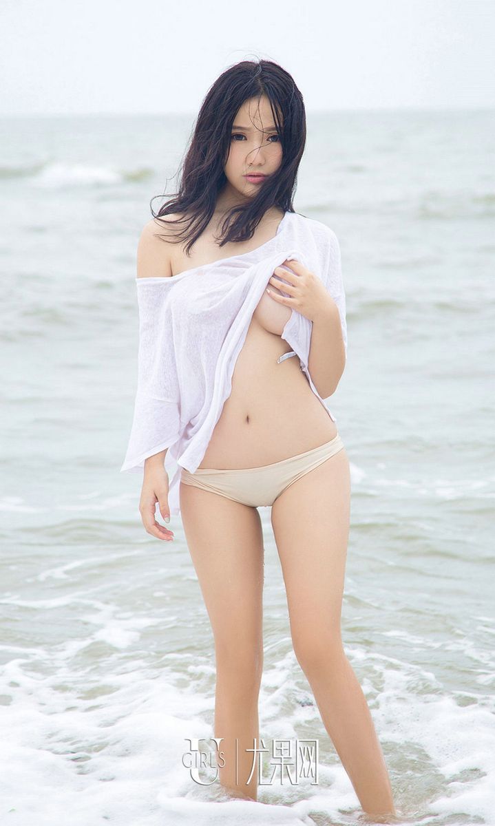 尤果网美女模特朱莉娅沙滩童颜巨乳白嫩肌肤大尺度美图