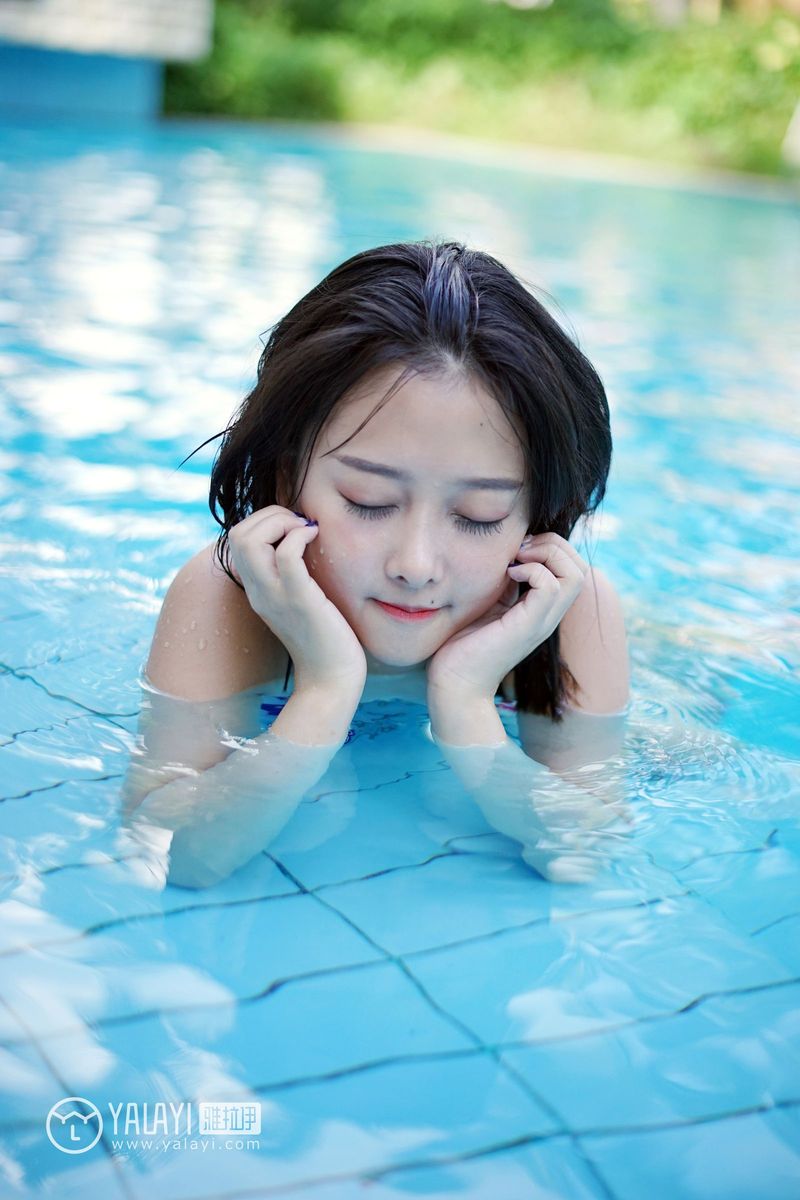 雅拉依性感美女王小淼泳池比基尼内衣湿身诱惑唯美写真