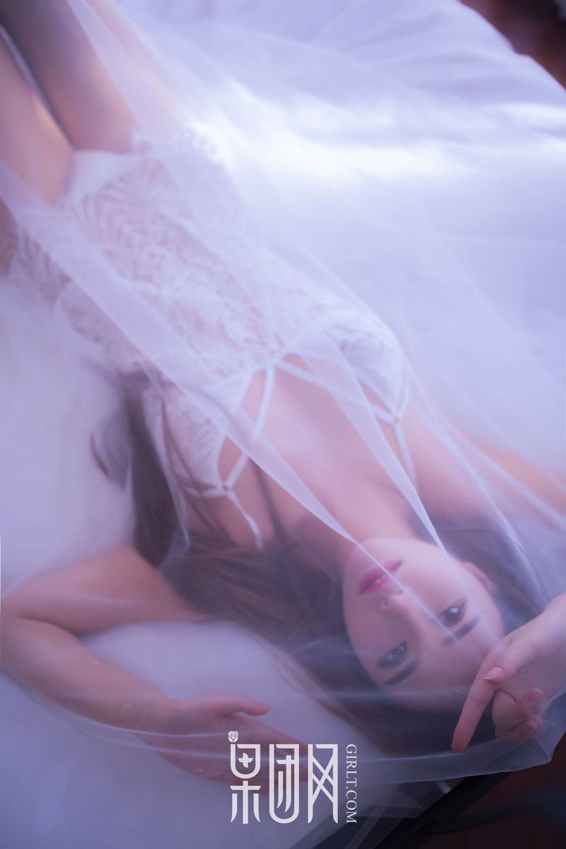 奶油少女李颖惠惠白色镂空吊裙大尺度私房性感写真