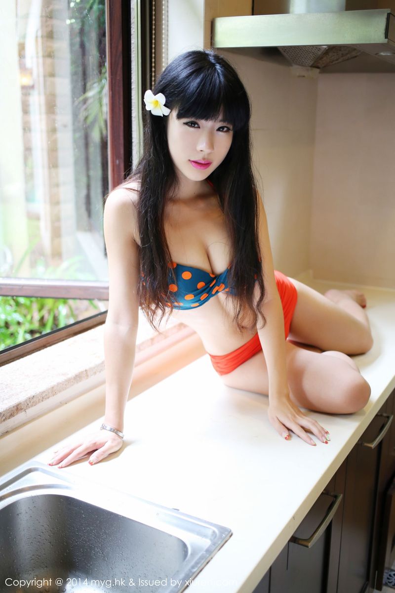 美女模特刘雪妮verna泳池比基尼内衣诱惑大尺度写真