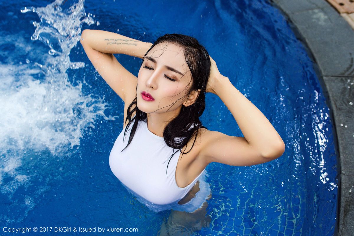 秀人网美女模特梅哥户外泳池比基尼湿身诱惑性感写真