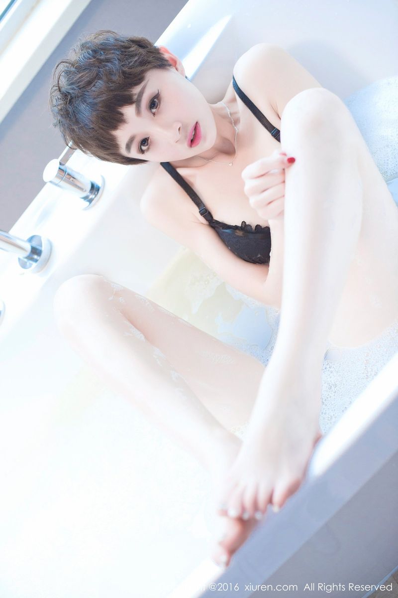 短发美女空姐baby_kiki浴缸比基尼湿身内衣诱惑美图