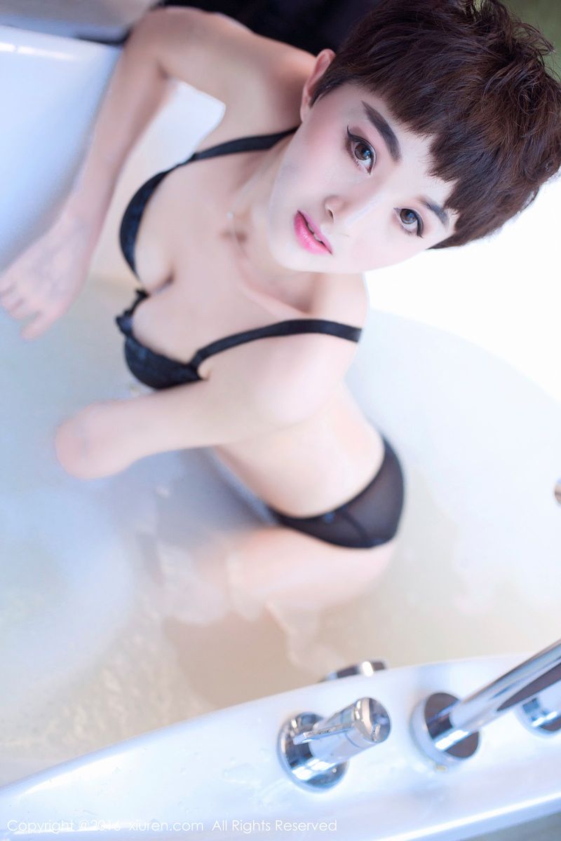 短发美女空姐baby_kiki浴缸比基尼湿身内衣诱惑美图