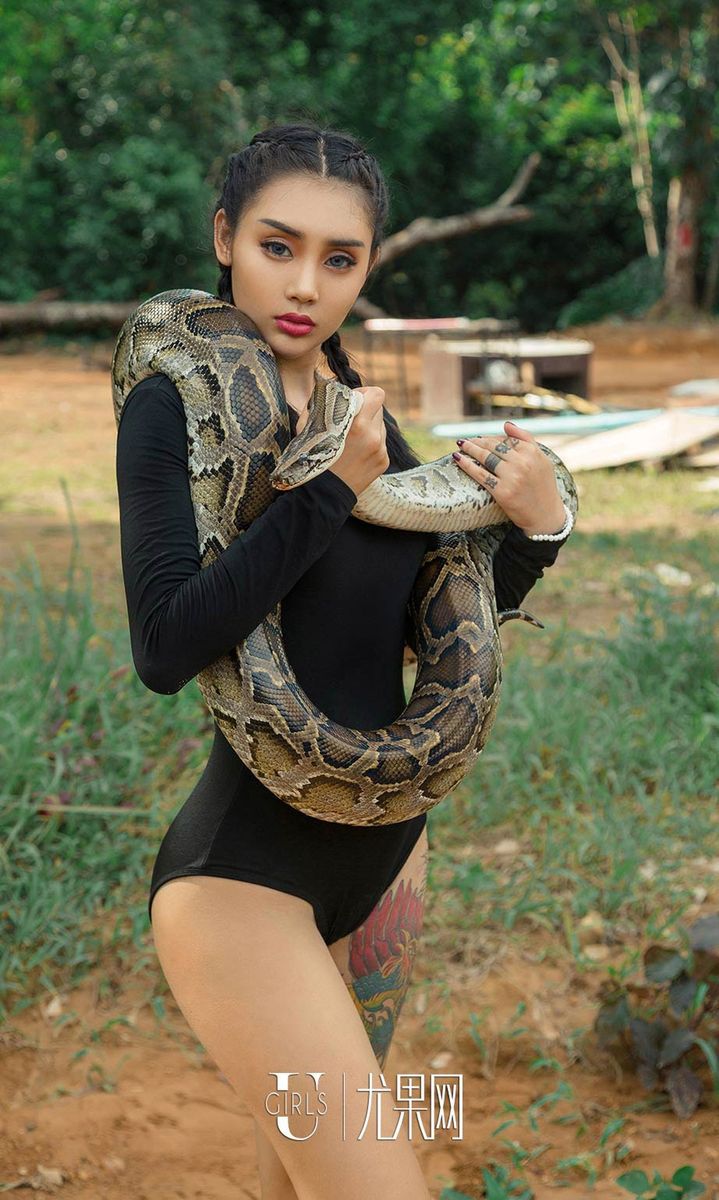 尤果网美女模特尤菲儿冷血蟒蛇缠身户外野外写真套图