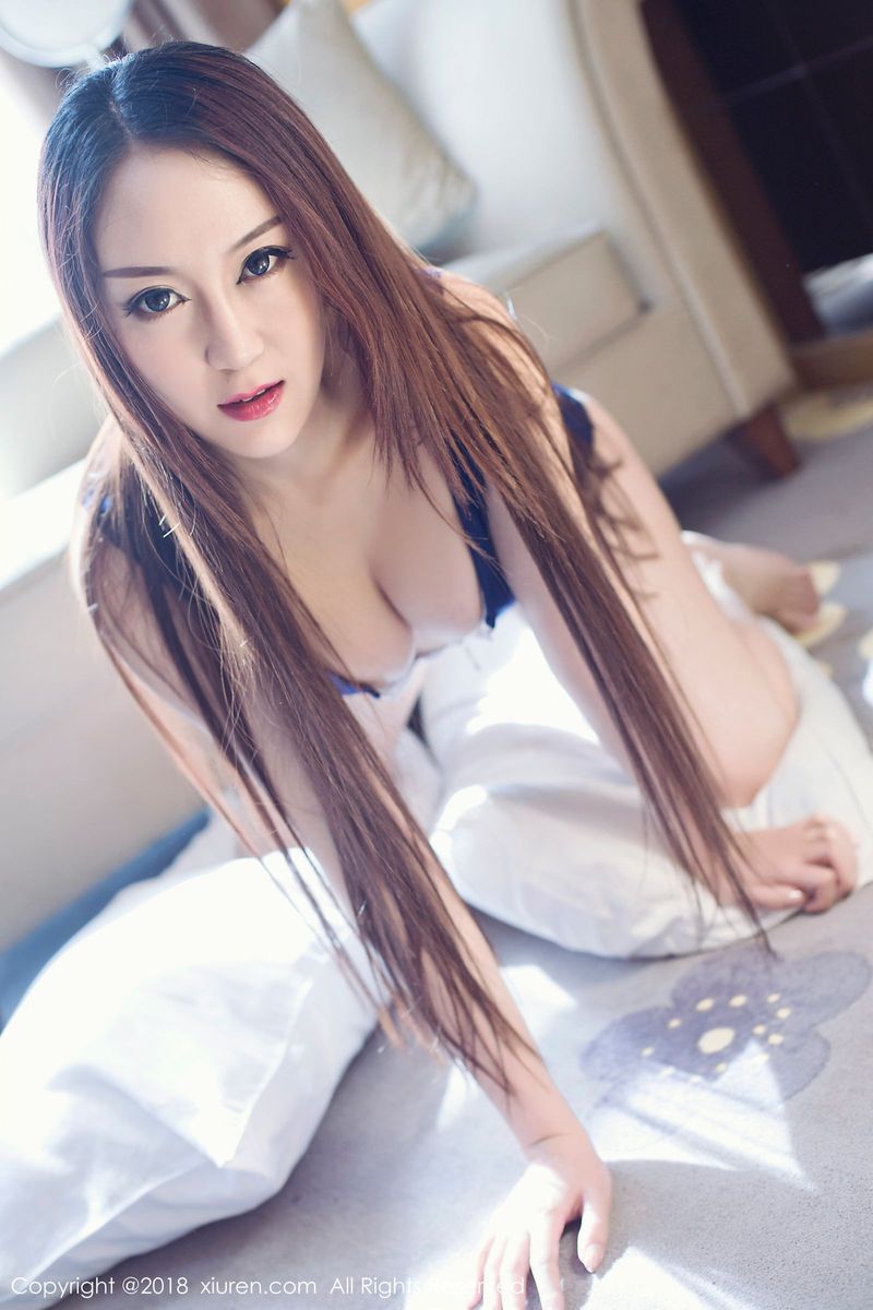 韩国白皙美女高冷猫步蓝色连体衣白色蕾丝吊带写真