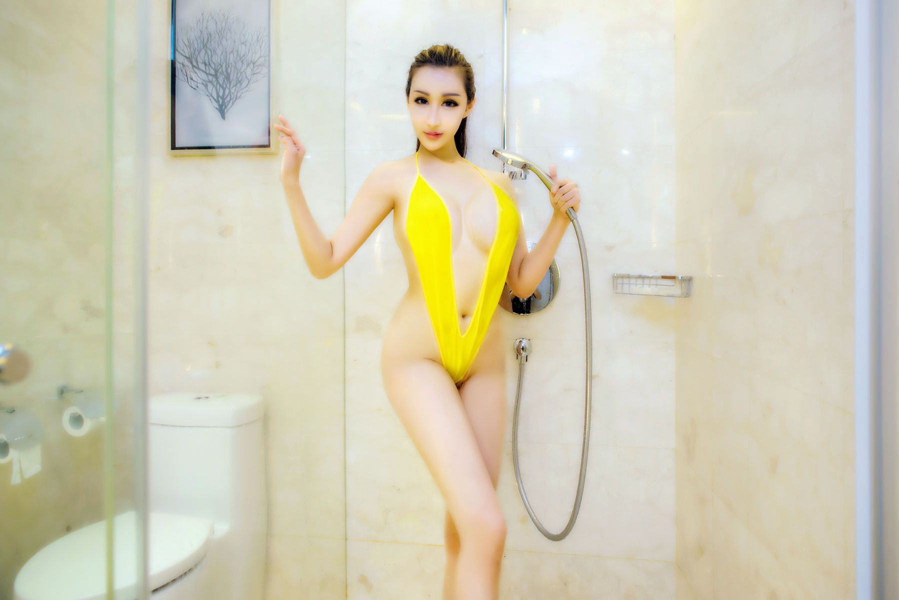 猎女神美女模特曼苏拉娜黄色吊带比基尼浴室湿身诱惑美图