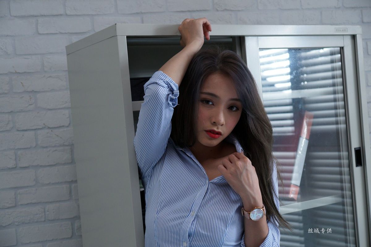 台湾美女模特萧卉君职场OL女秘书白衬衫修长美腿性感写真
