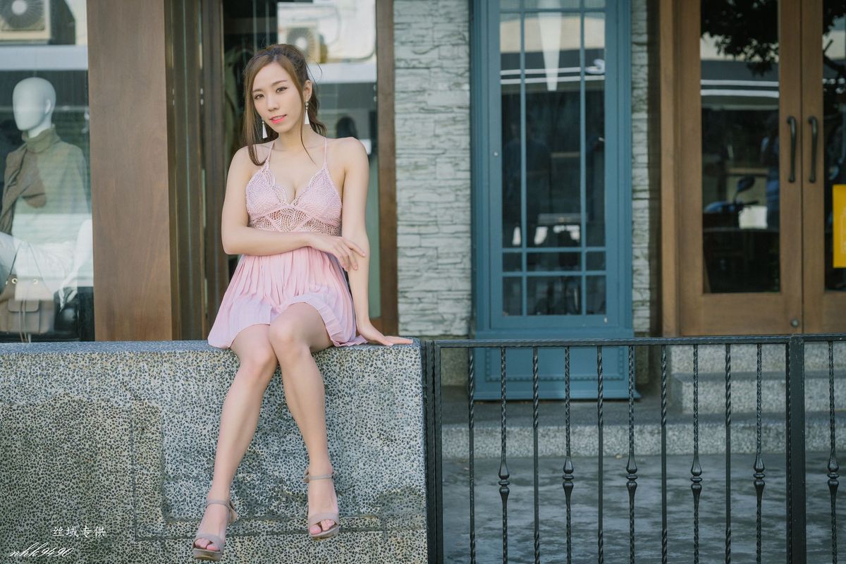 台湾性感美女张宇婷职场OL黑丝美腿蕾丝吊带长裙东区街拍