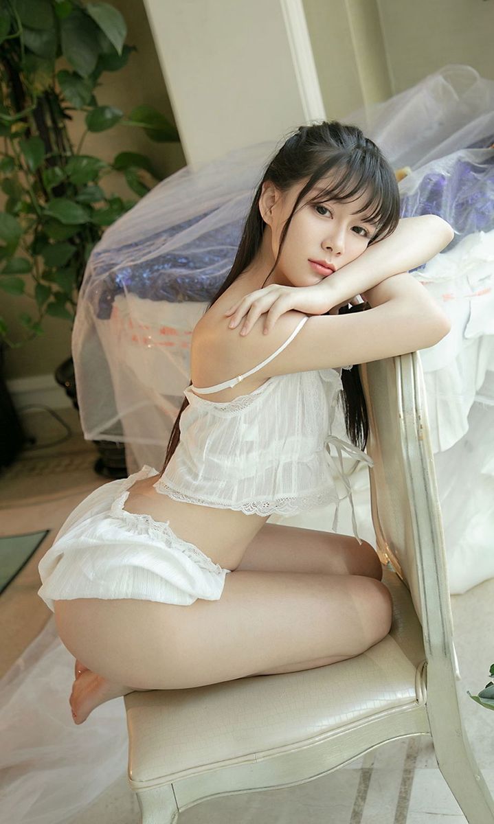 美女模特尤果Sarah清纯校服装白色内衣诱惑青涩私房写真