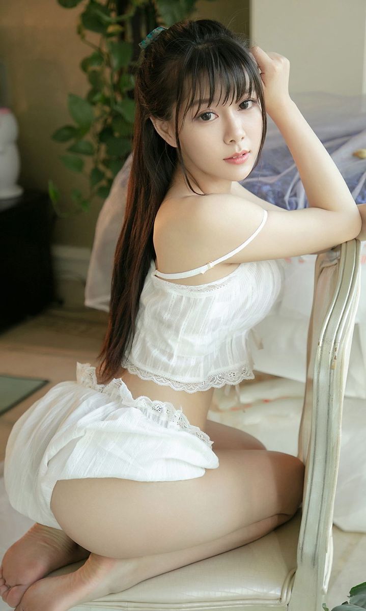 美女模特尤果Sarah清纯校服装白色内衣诱惑青涩私房写真