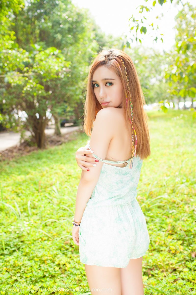香港美女模特何嘉儿Michi黑色短裙小清新户外性感写真