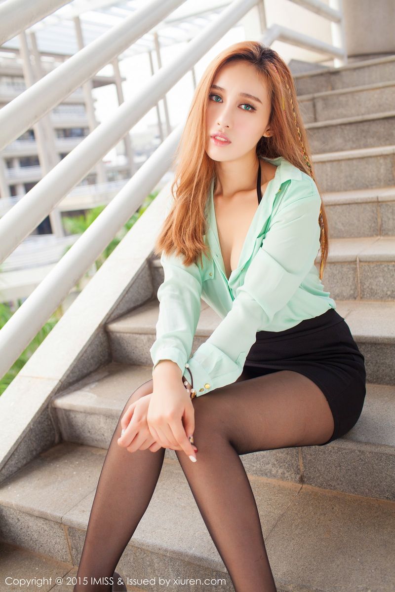 香港美女模特何嘉儿Michi比基尼&OL丝袜装性感写真