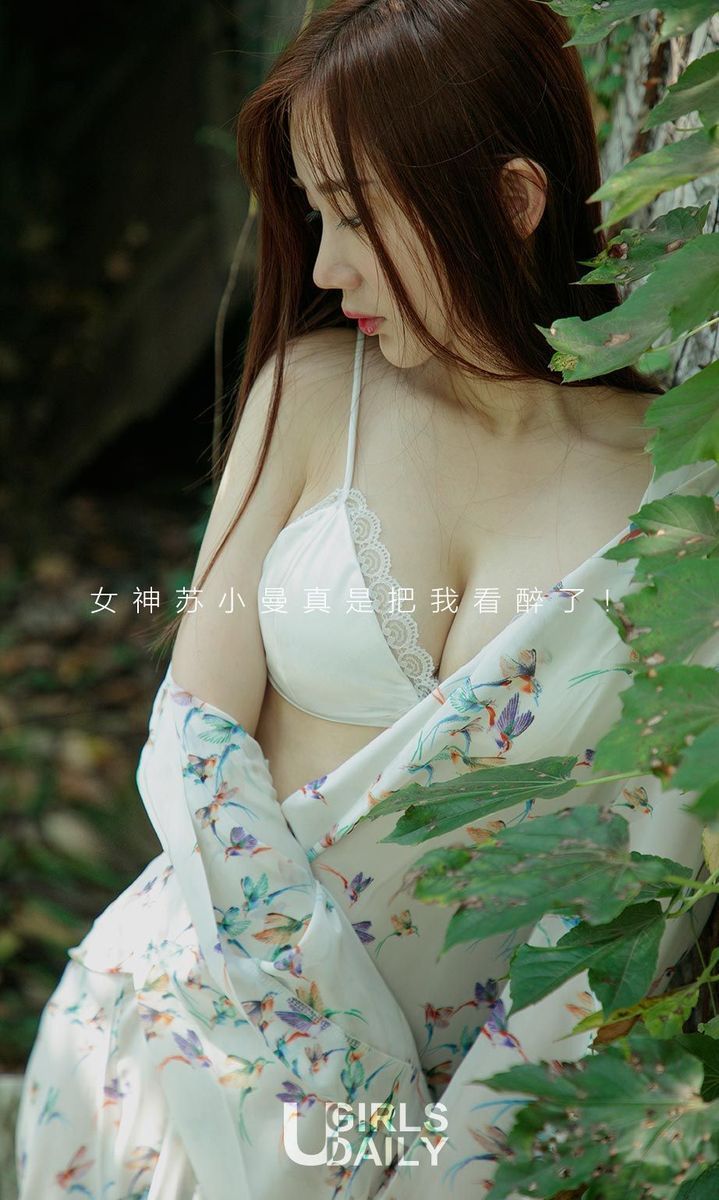 尤果网性感尤物苏小曼躺在绿丛勾人身材白嫩美胸翘臀美图