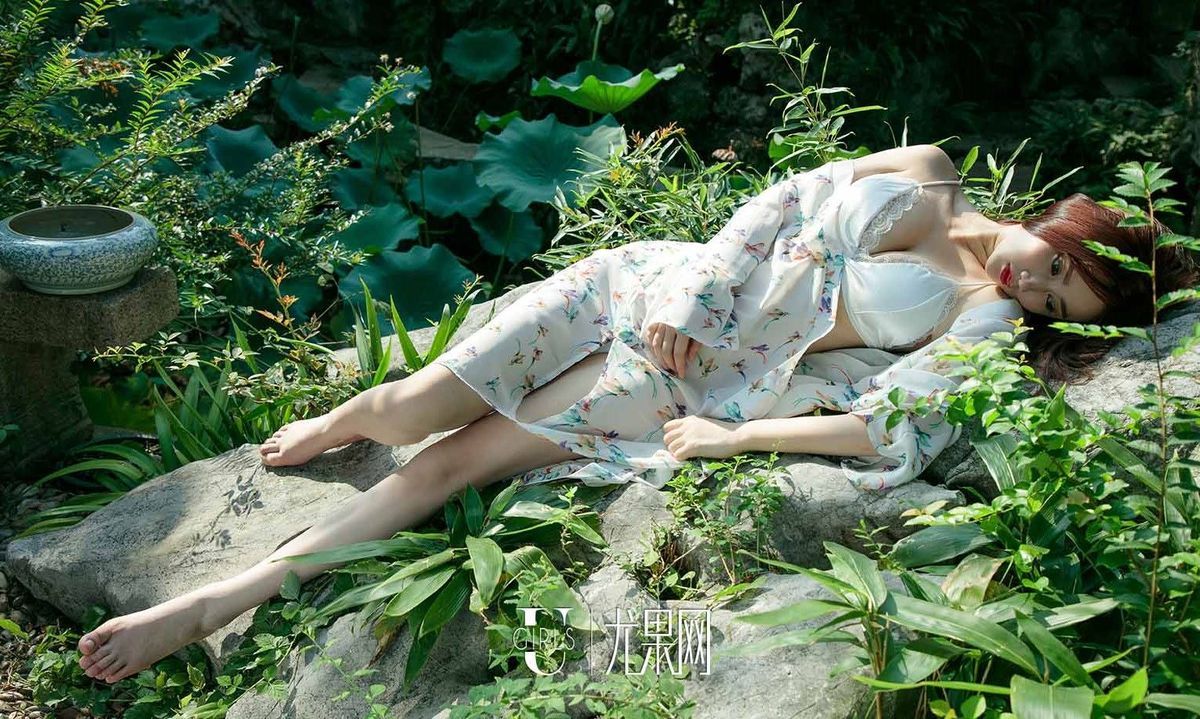 尤果网性感尤物苏小曼躺在绿丛勾人身材白嫩美胸翘臀美图