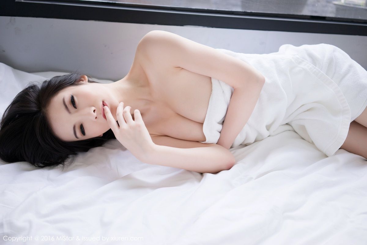 新人短发嫩模Jenny佳妮傲人身材白嫩爆乳首套性感写真