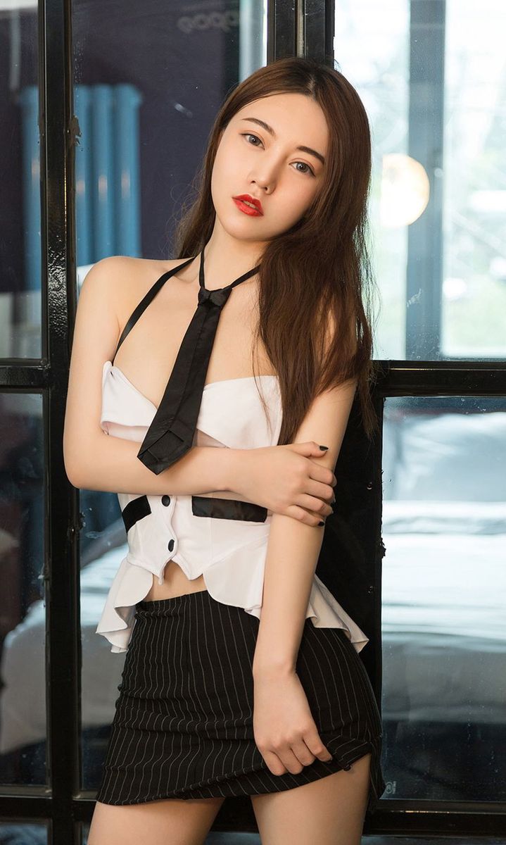 尤果网美女模特刘邦妮黑丝美腿性感透视装制服诱惑写真