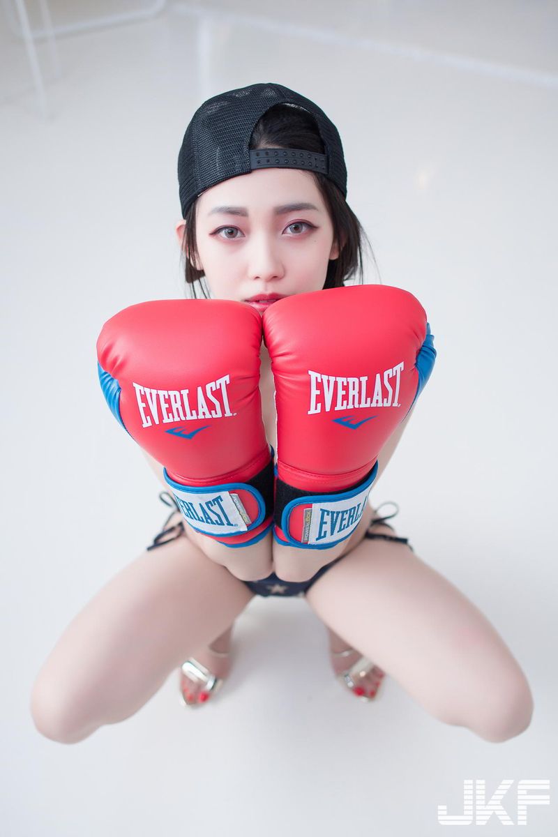 台湾拳击宝贝夏暮光白皙肌肤比基尼修长美腿性感写真