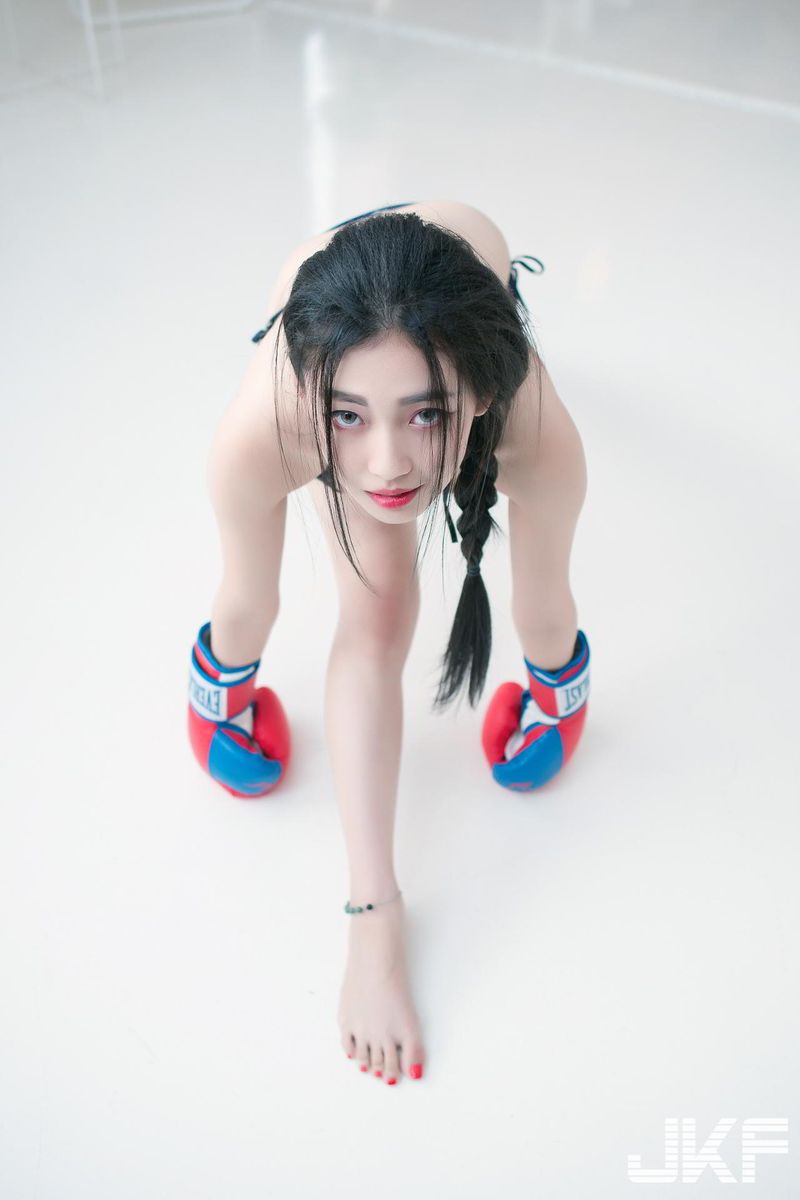 台湾拳击宝贝夏暮光白皙肌肤比基尼修长美腿性感写真