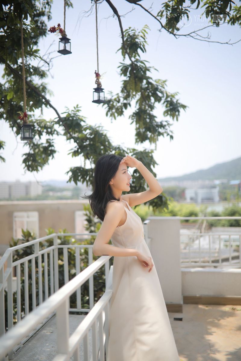 雅拉伊美女模特白璐修长美腿吊带长裙气质性感写真