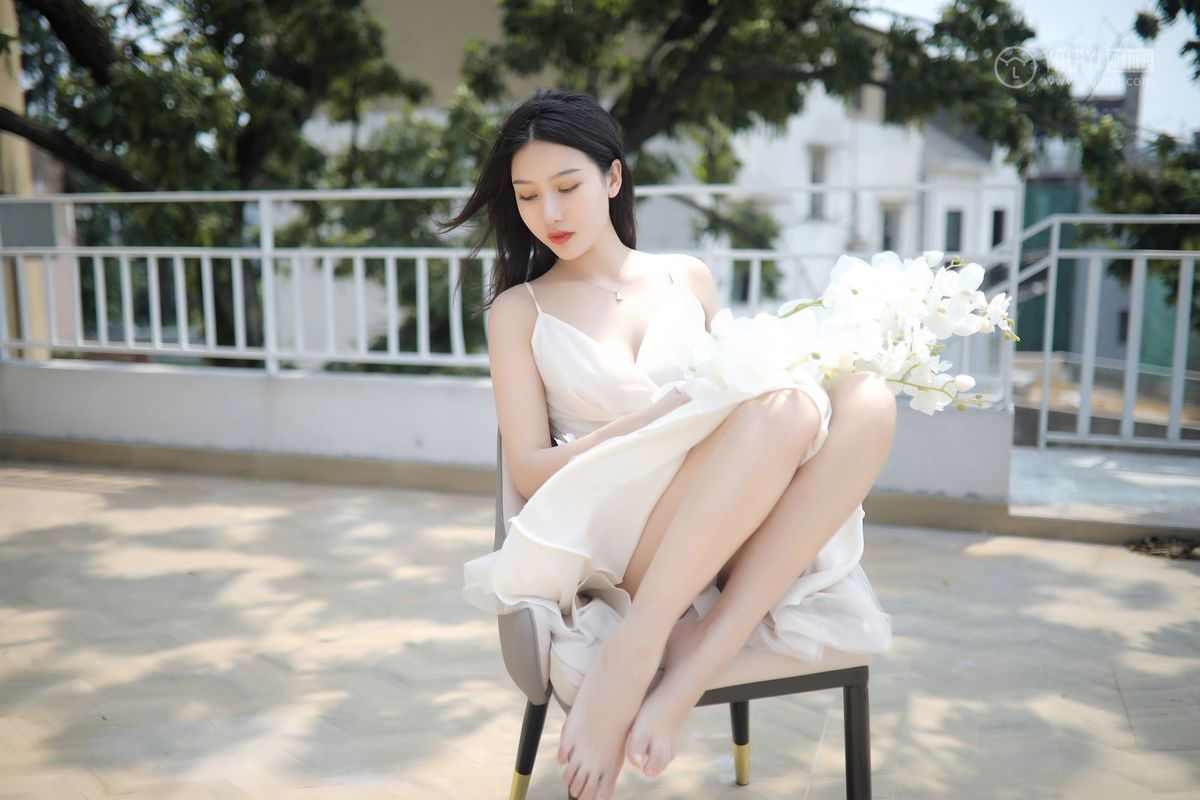 雅拉伊美女模特白璐修长美腿吊带长裙气质性感写真