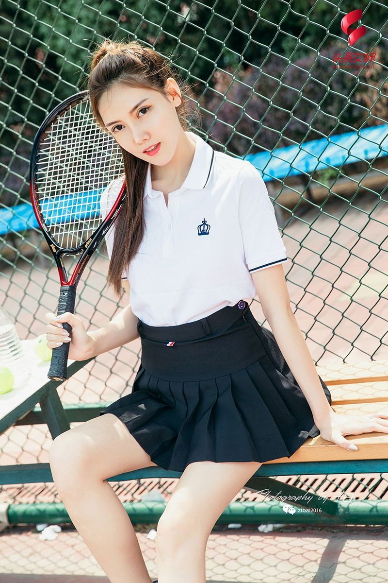 网球美少女冯雪娇SIR性感超短裙修长美腿户外写真