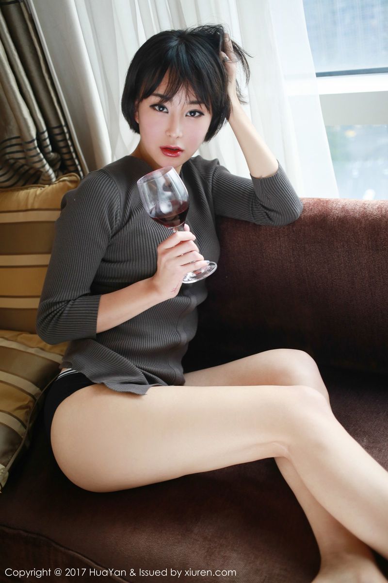 清新短发新人模特刘艺蕾日系风班比跪首套性感写真