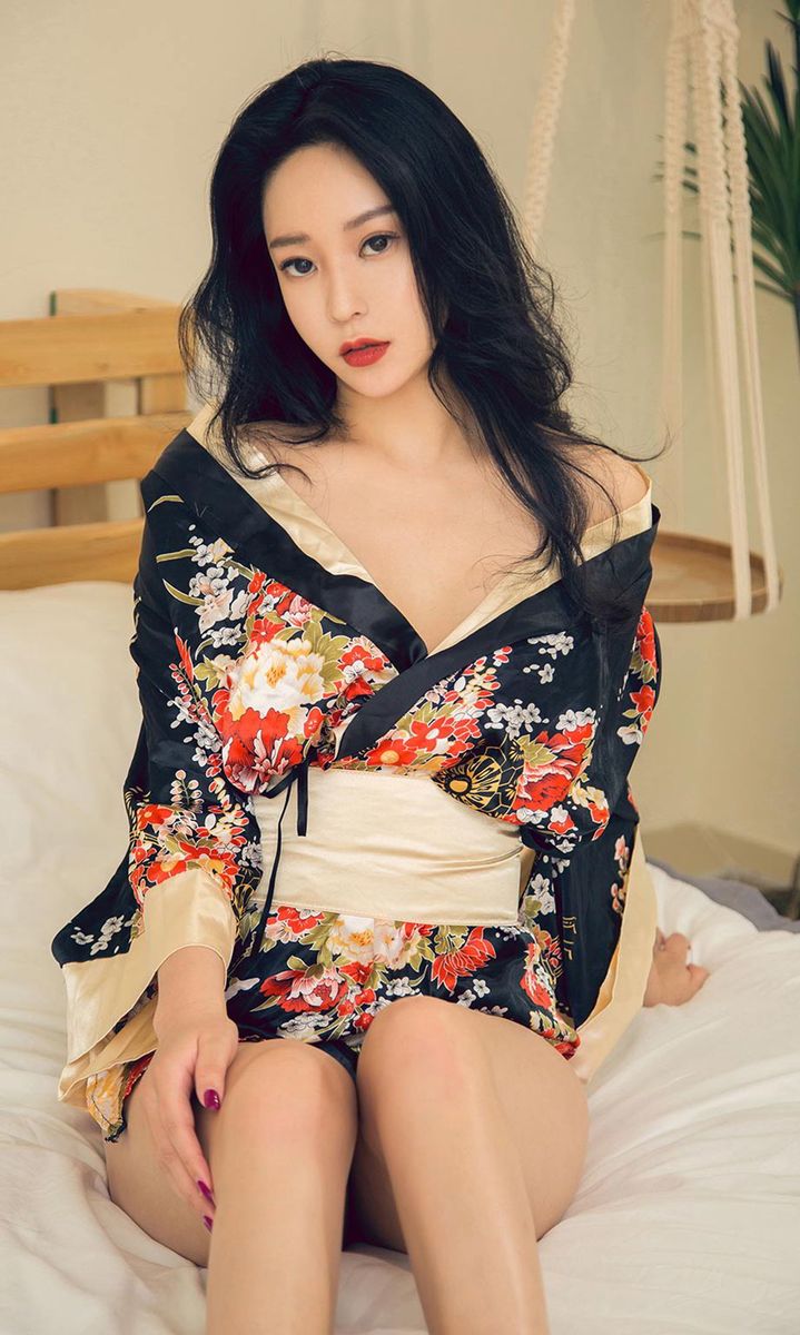 美女模特刘瑾希白色蕾丝情趣内衣黑丝美腿私房美图