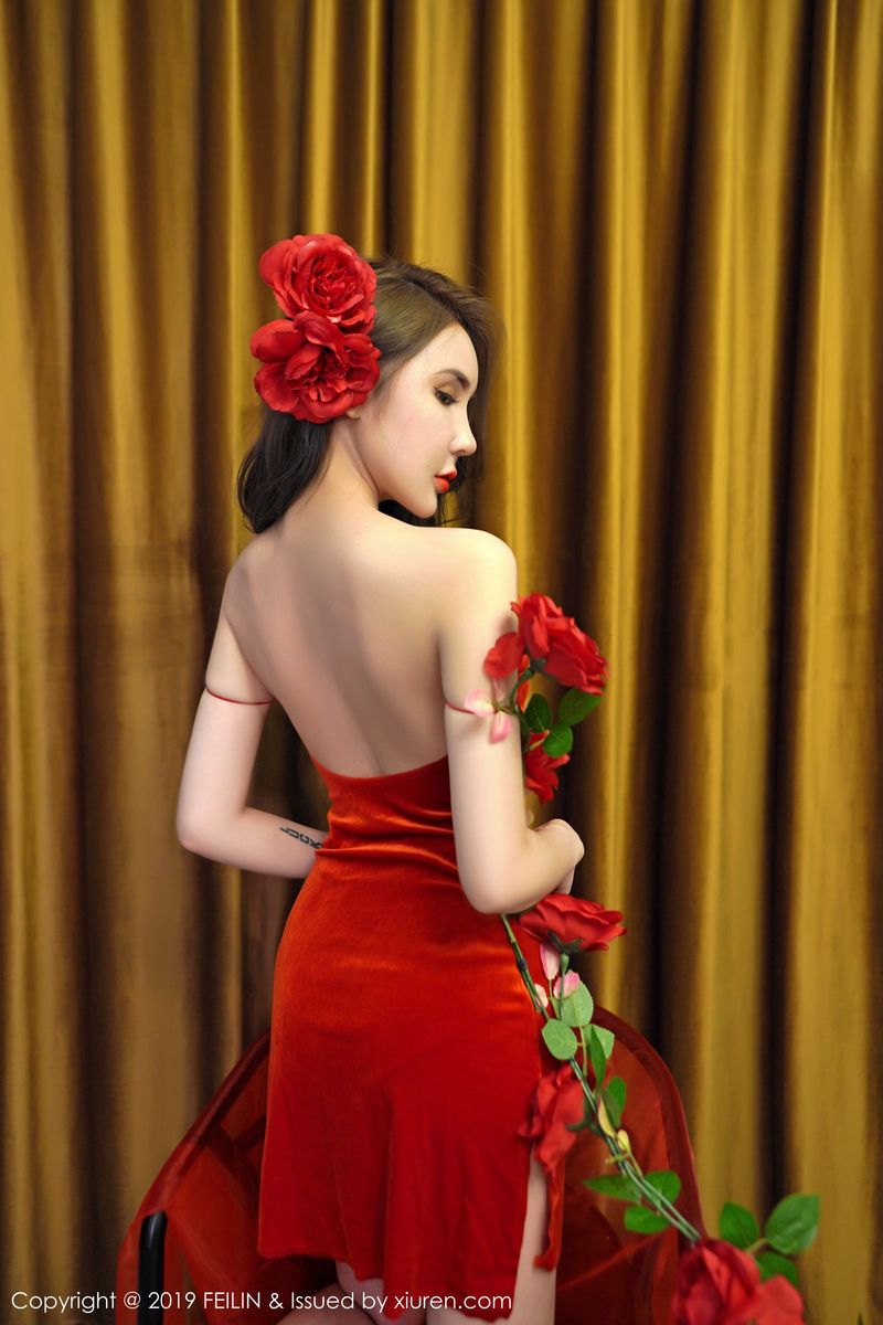 美女模特伍月yuer红色情趣旗袍职场OL装扮性感写真
