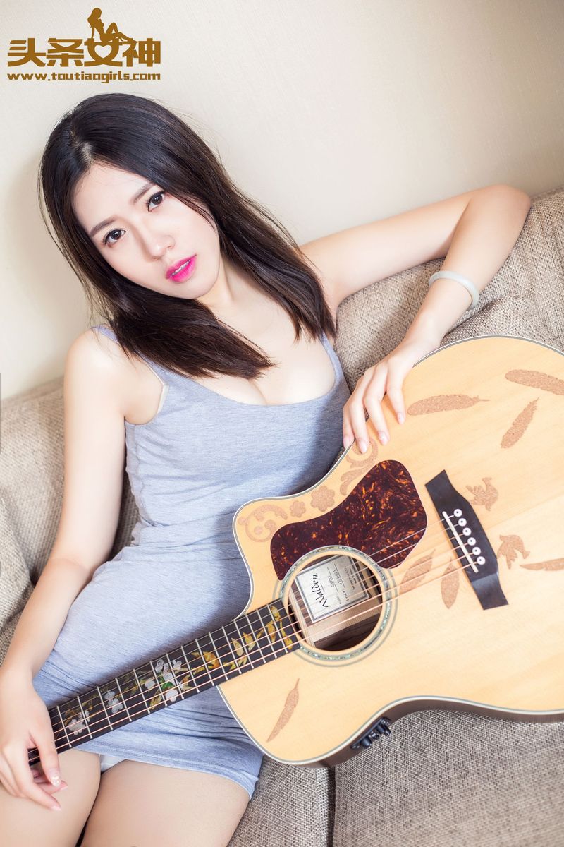 头条女神养眼美女筱溪修长美腿手握吉他极品身材性感写真