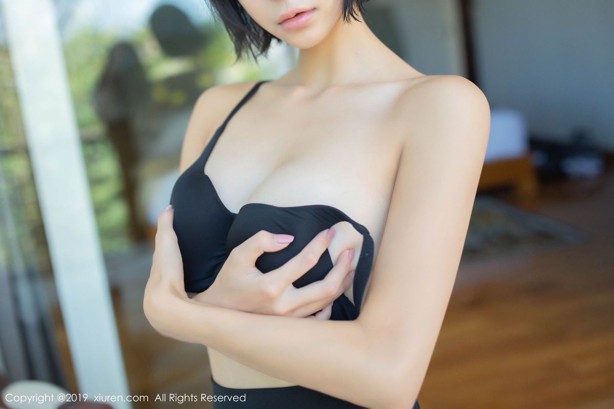 美女模特刘艺蕾Akasha职场OL白衬衫黑丝美腿巴厘岛旅拍