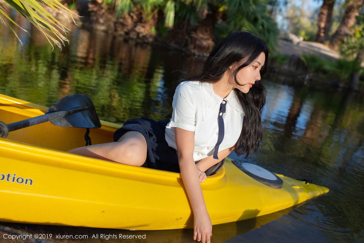 性感女神Manuela玛鲁娜室外学生装皮划艇主题美国旅拍