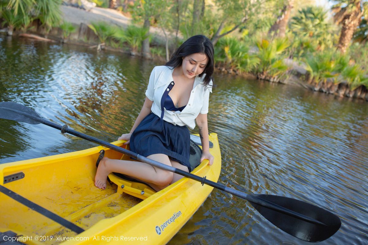 性感女神Manuela玛鲁娜室外学生装皮划艇主题美国旅拍