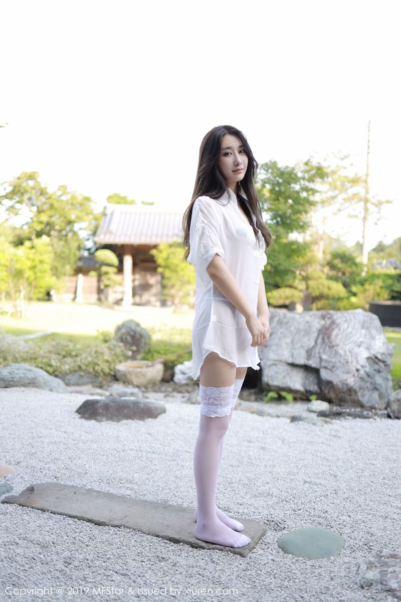 美女模特Betty林子欣室外白衬衫&蕾丝吊袜日本旅拍